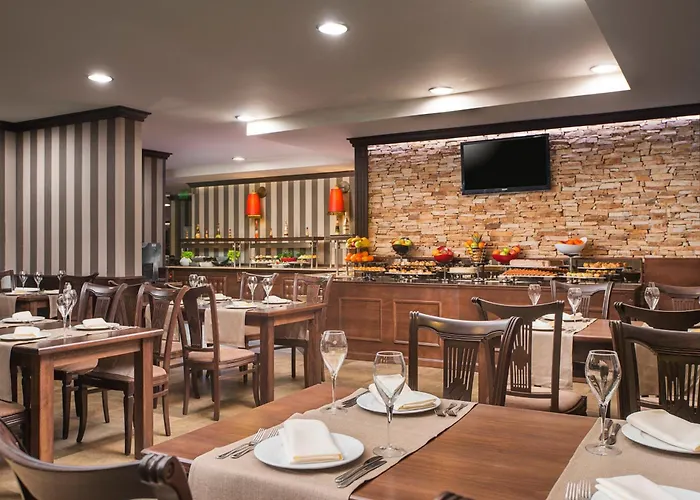 Royal Park Apartments *