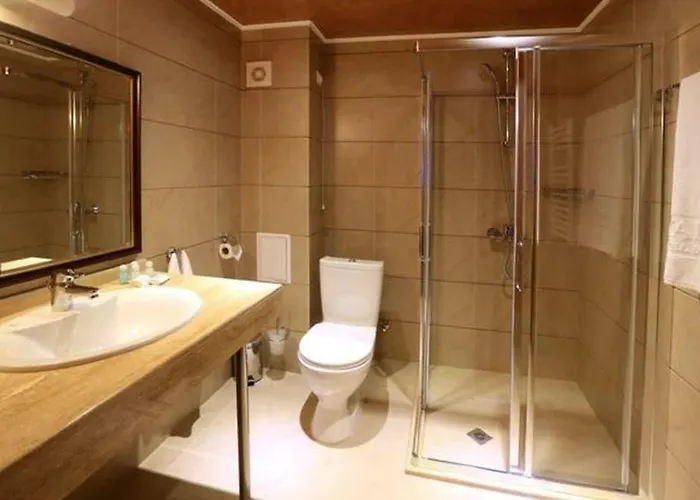 Royal Park Apartments *